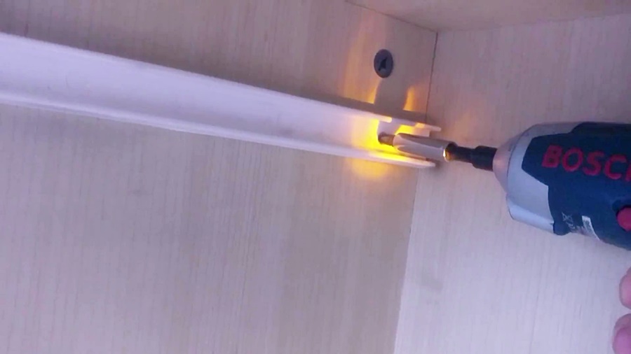 레일에 있는 2개의 나사 제거