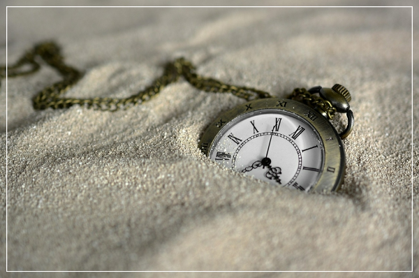 모래속의 시계 이미지