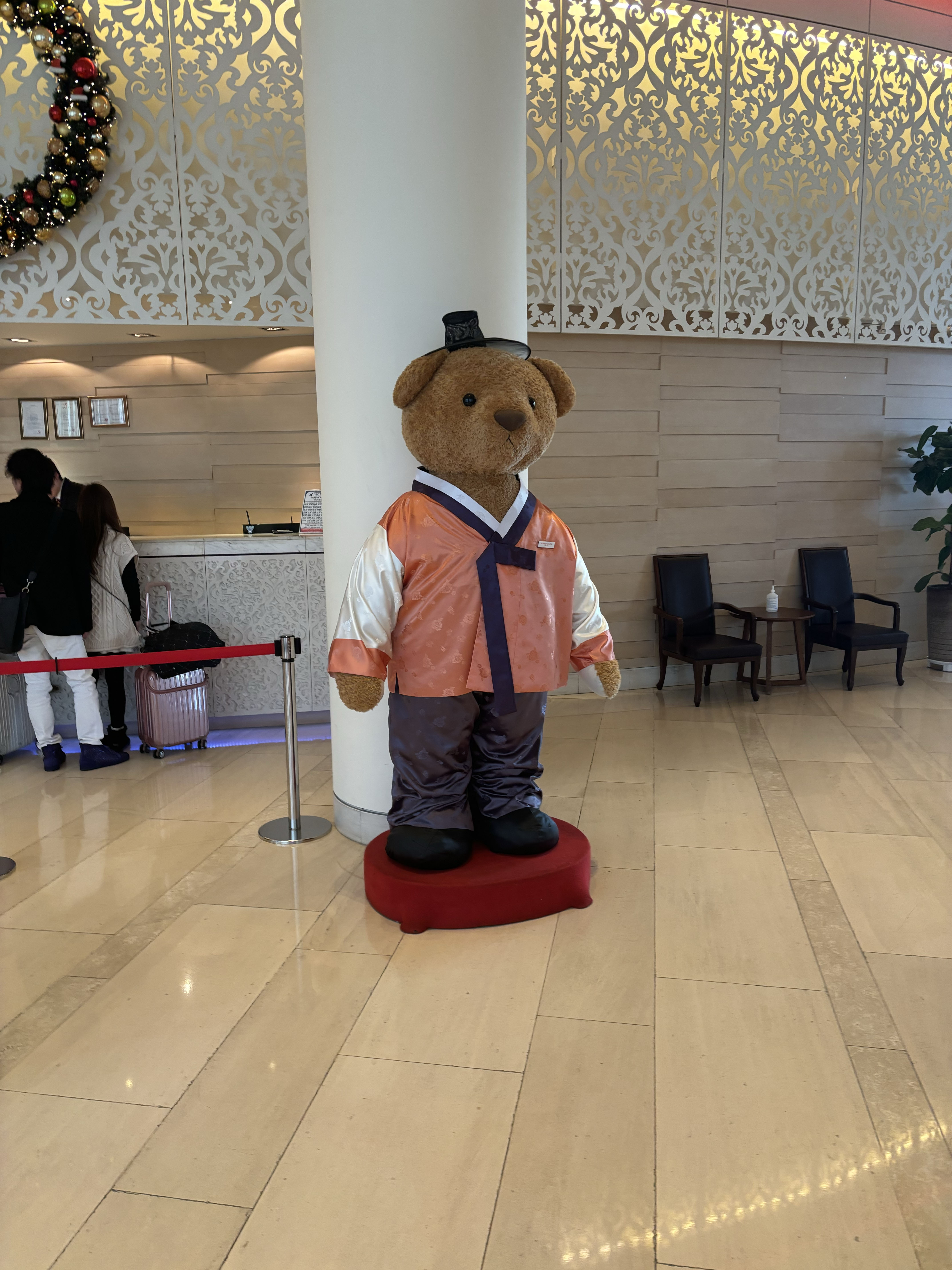 로비에 서있는 곰인형