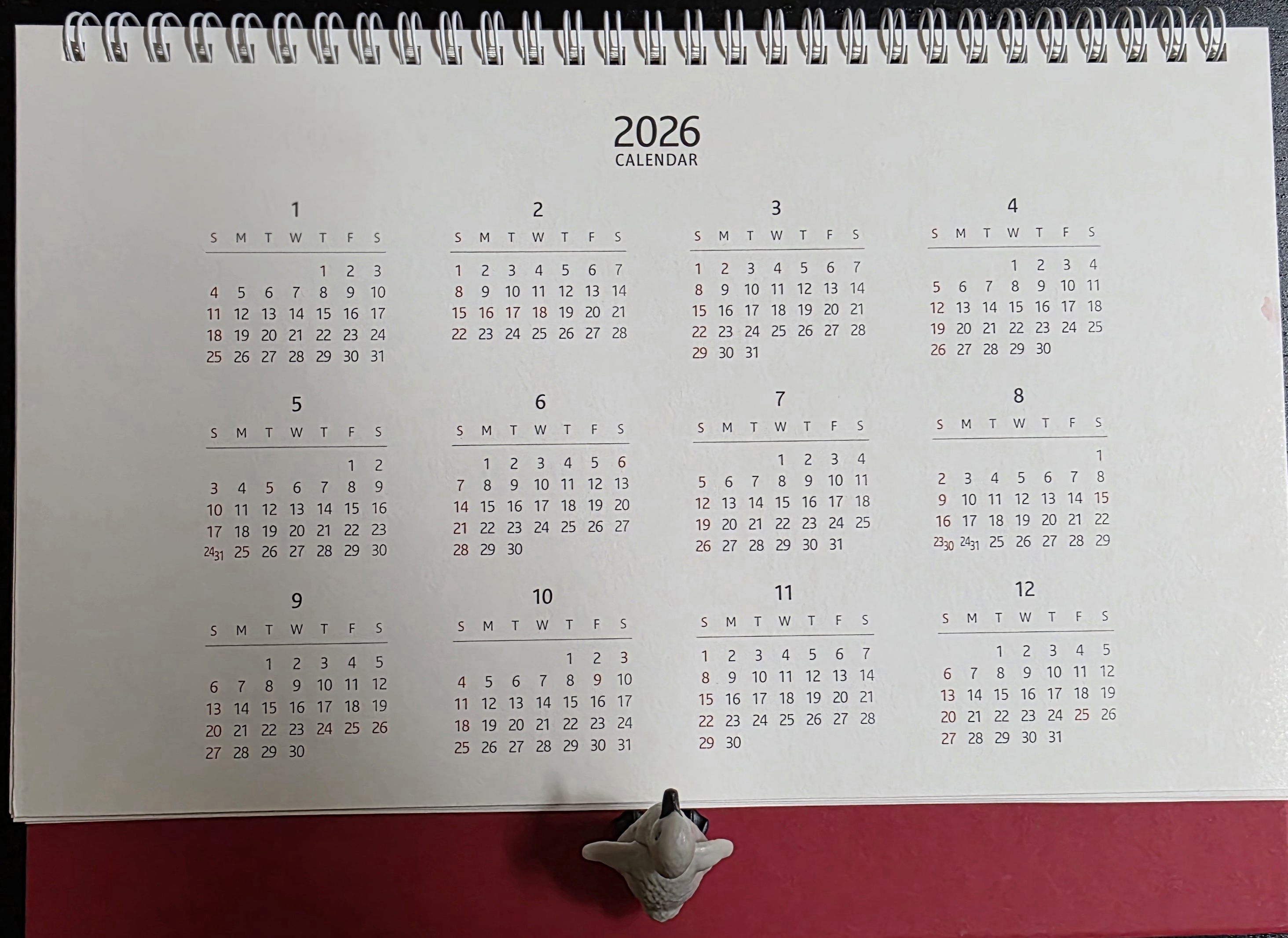 2026년 새해 달력 전체를 바라보고 있는 펭귄 피규어