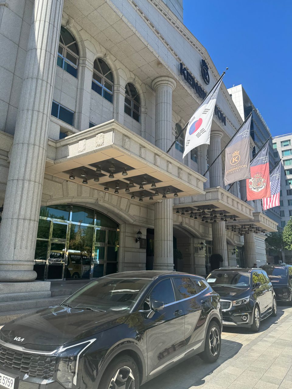 여의도 켄싱턴호텔 외관, 흰 기둥과 국기가 걸린 정문