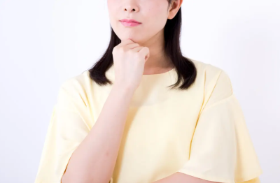고민하는 여성