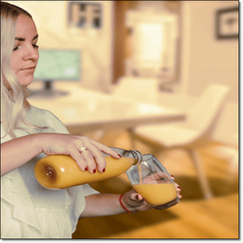 해독 주스 마시는 여성