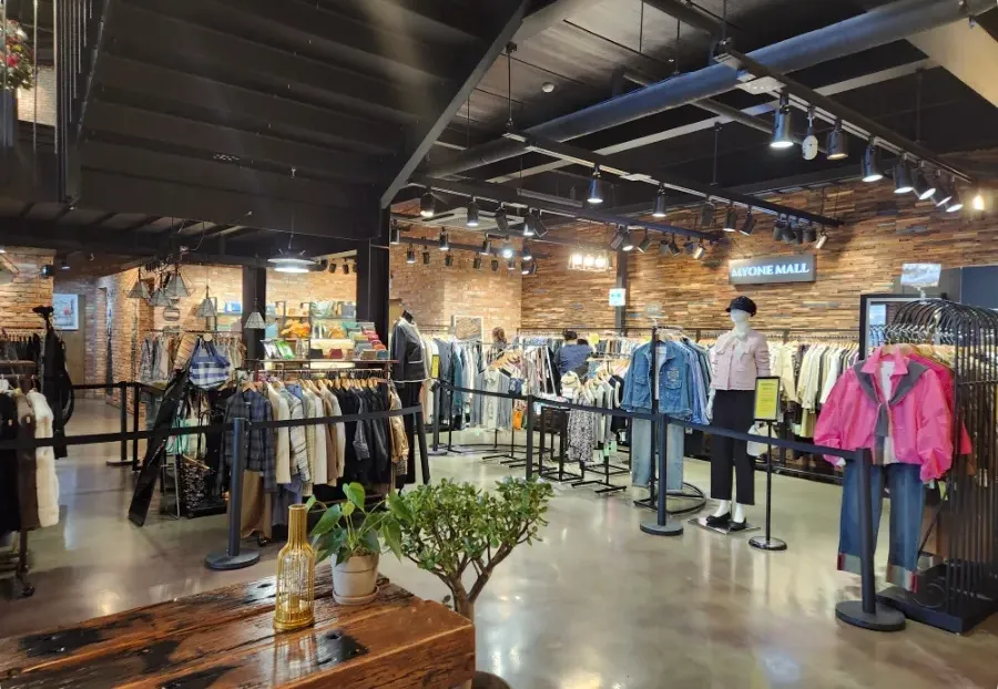 이여로-내부-옷매장