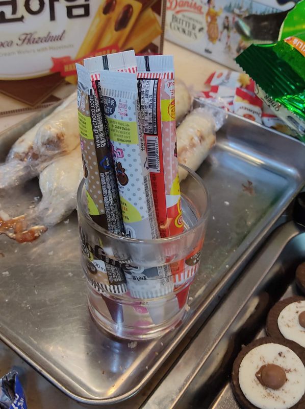 컵에 따듯한물얼 넣고 초코펜을 뚜껑있는 방향을 밑으로 하여 녹이는사진