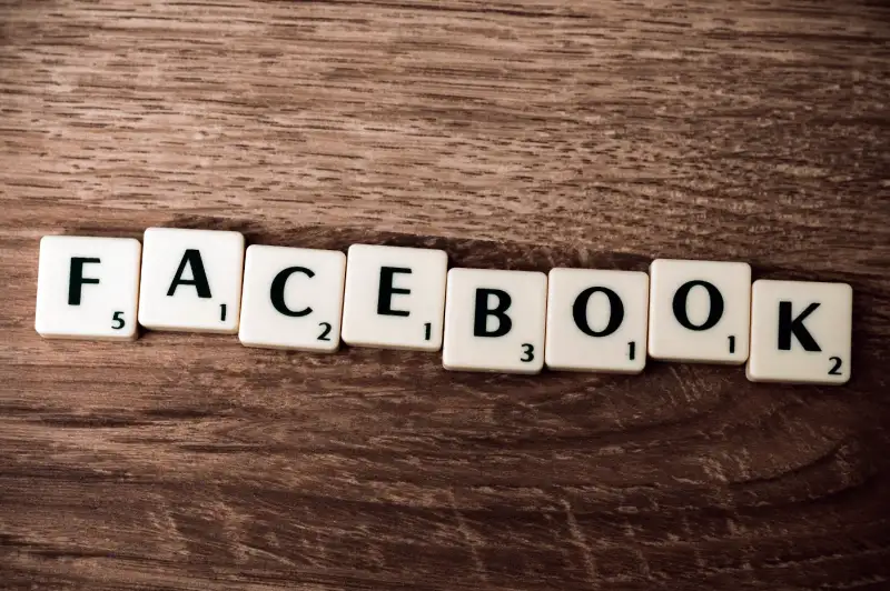 페이스북 영어 알파벳이 적혀있는 모습