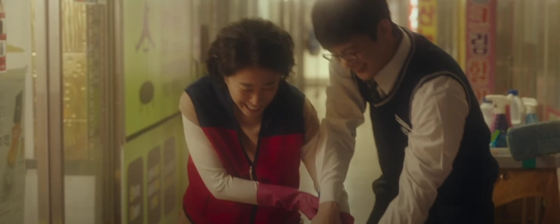 고무장갑을 끼고 상가 복도를 청소하고 있는 이재 엄마 역을 맡은 배우 김미경