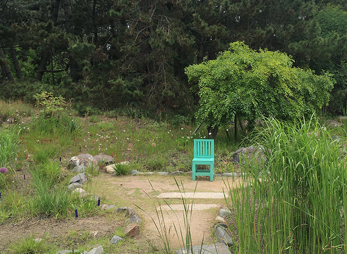 수목원-내부-민트색-의자