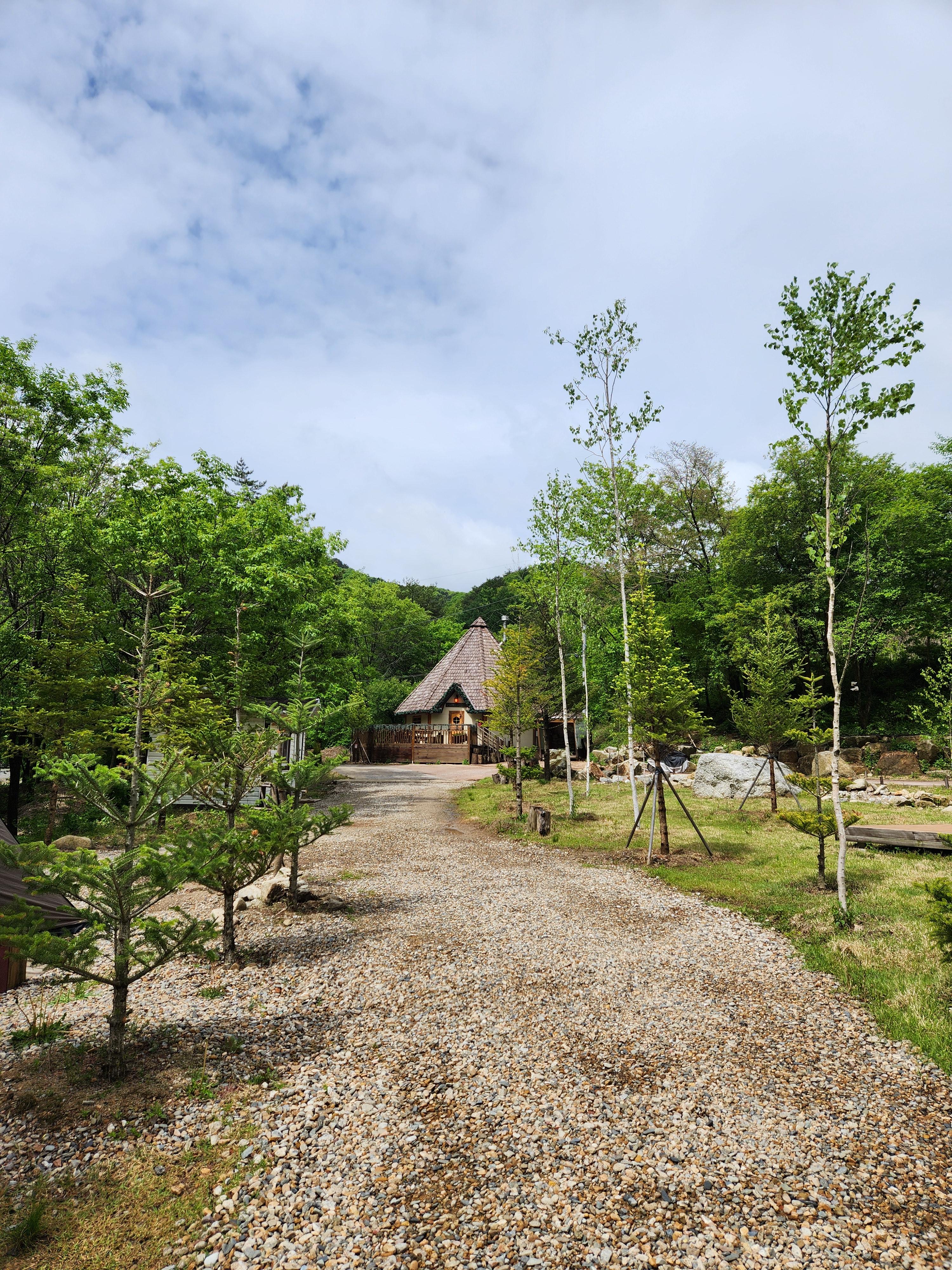 파란 하늘-푸른 산-자갈길을 지나-동화 속 오두막집처럼 생긴-리셉션