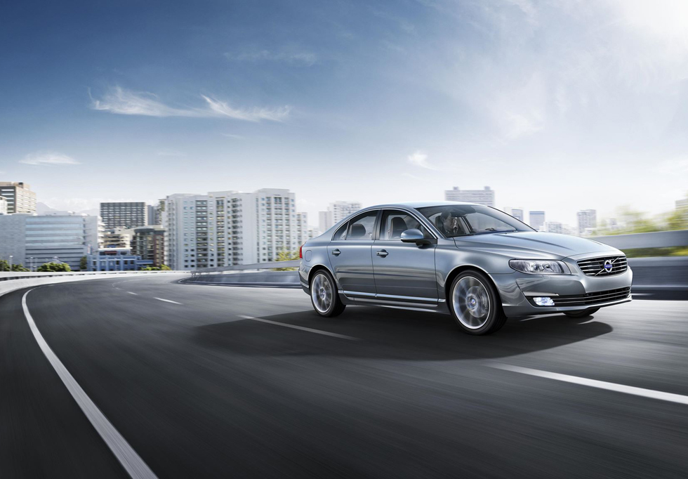 2016년식 볼보 S80 주행중 전측면 디자인