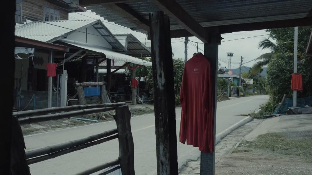 집집마다 빨간 옷을 걸어두어 귀신을 쫓는 모습