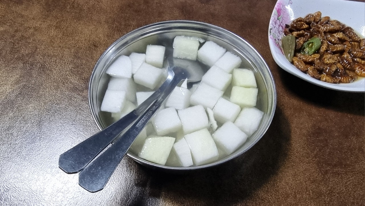 잉꼬양념통닭 치킨무