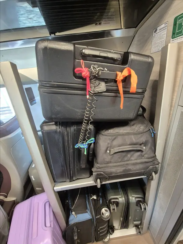 기차 내부 짐칸