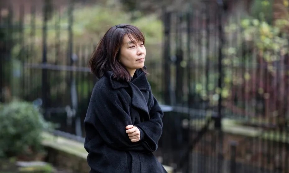 소설가-한강이-코트를-입고-먼-곳을-응시하며-찍은-사진