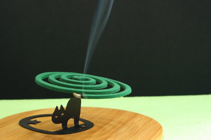 고양이 모양의 모기 퇴치 모기향.