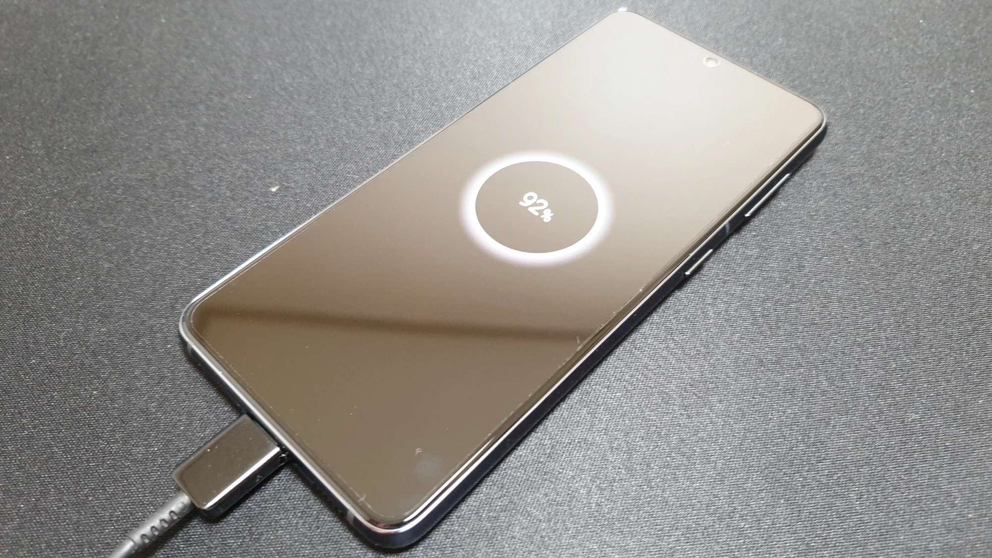 휴대폰 충전 모습