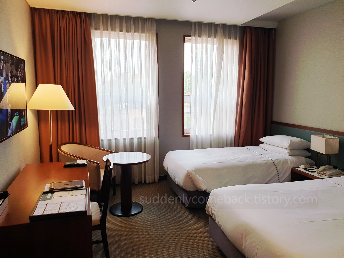 침대-객실안-탁자