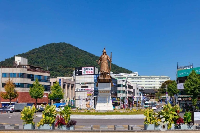 이순신 장군 동상과 광장 전경 사진