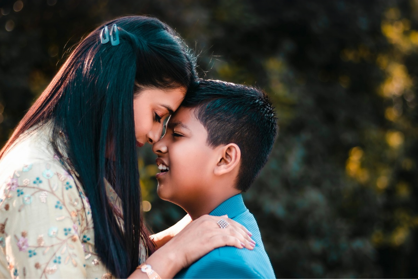 2025청소년 자녀와 부모가 마주보고있는 장면