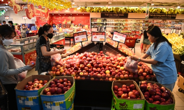 베트남 윈마트 과일 코너에서 사람들이 사과를 구매하고 있다.