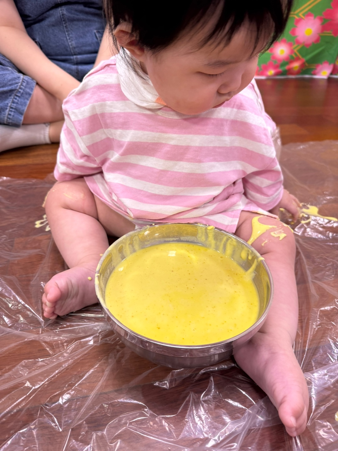 촉각놀이하는 아기 이미지