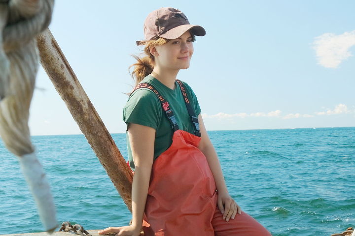 배위에앉아있는에밀리아존스