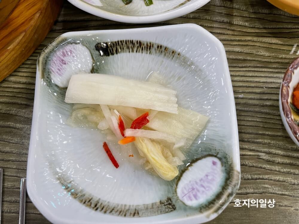 제주 애월 맛집 이춘옥원조고등어쌈밥 - 백김치