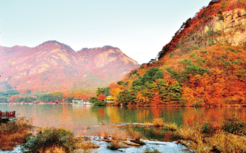 산정호수에서 바라보는 명성산