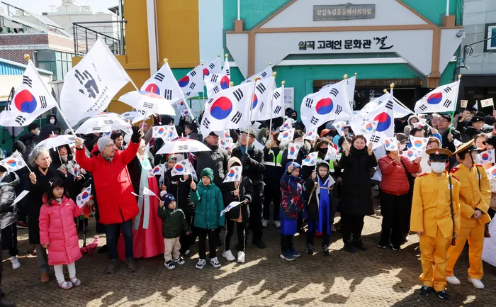 한국 고려인 문화관 앞에서의 행사