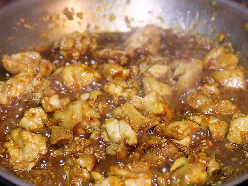 간장 양념 닭갈비 먹기 좋게 잘라 팬에서 구워주기