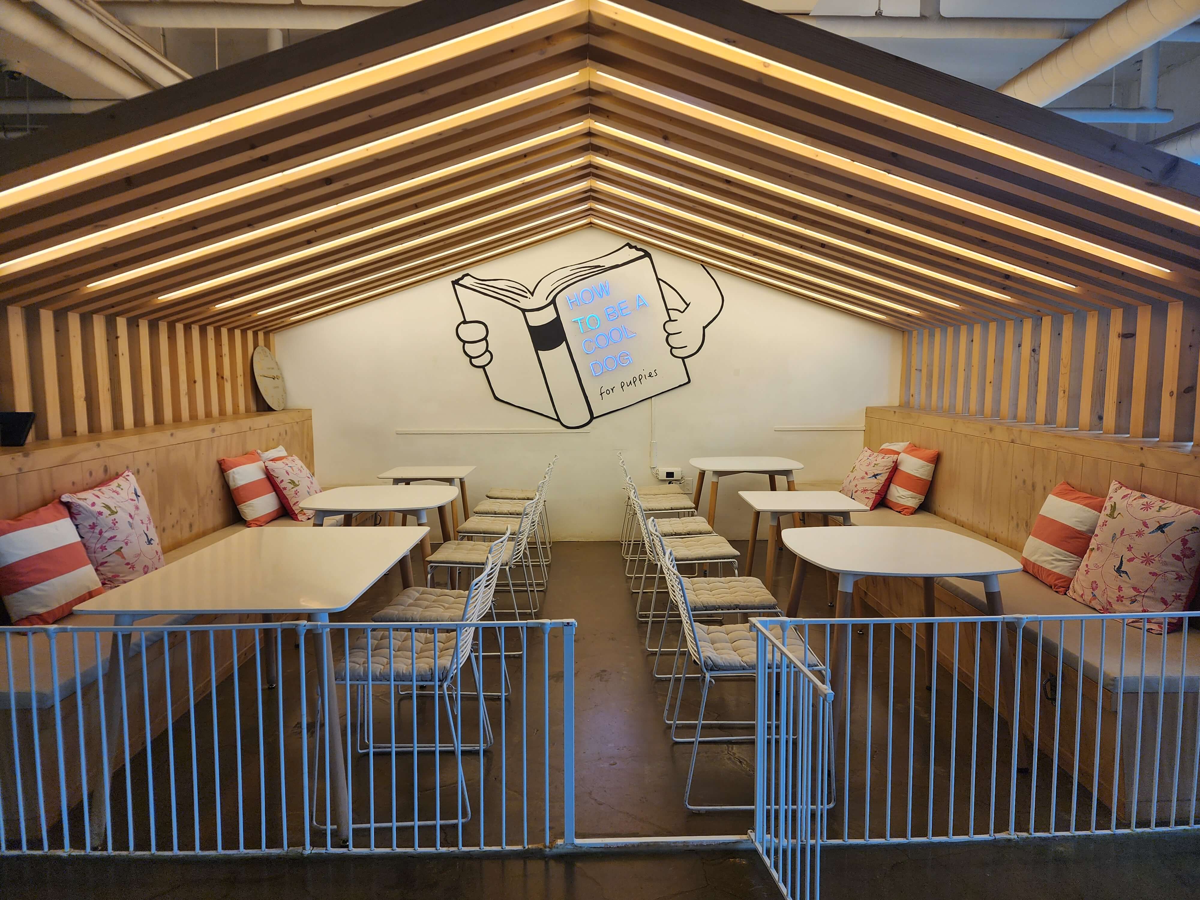 펖파크 실내 테이블 모습