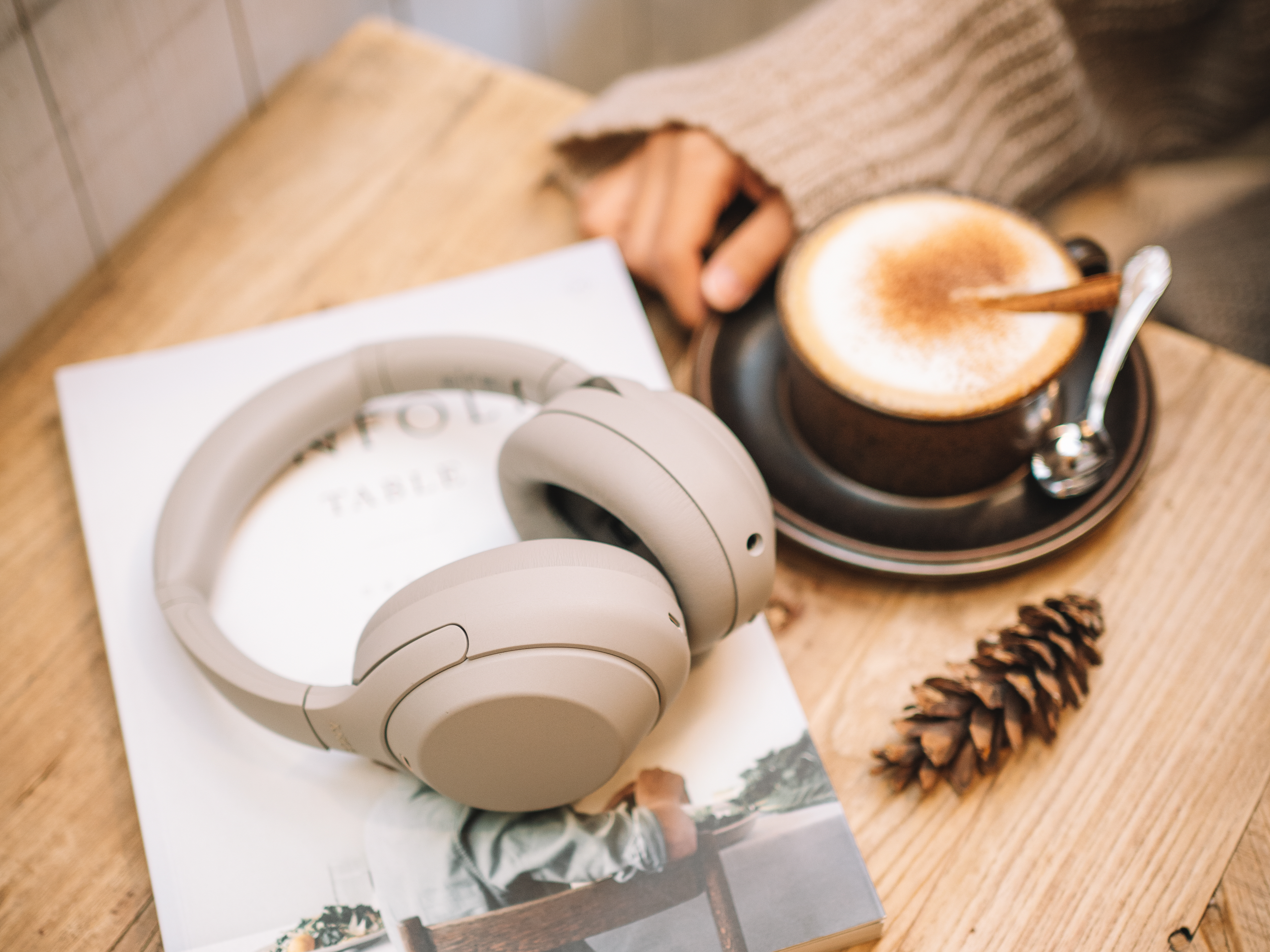 소니 무선헤드폰 WH-1000XM4와 함께 카페에서 독서하기