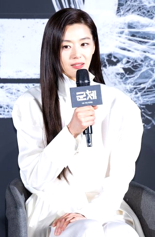 군체 영화 개봉일 줄거리 연상호 감독 출연진 전지현 구교환