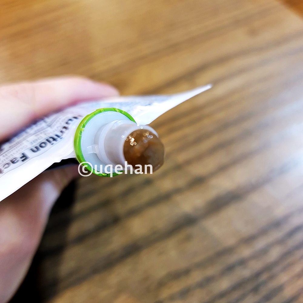 커클랜드 시그니춰 유기농 프루트 앤 베제터블 파우치 (사과 / 딸기 / 시금치) 내용물이 입구에 살짝 나와있다.