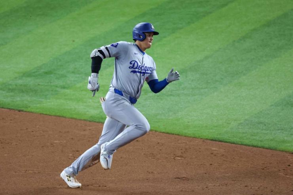 After hitting homerun, Ohtani is running around the bases