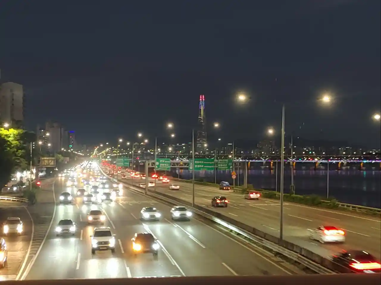사이드카 발동 후 한국 증시가 종료되고 사람들이 바삐 집으로 가고 있다