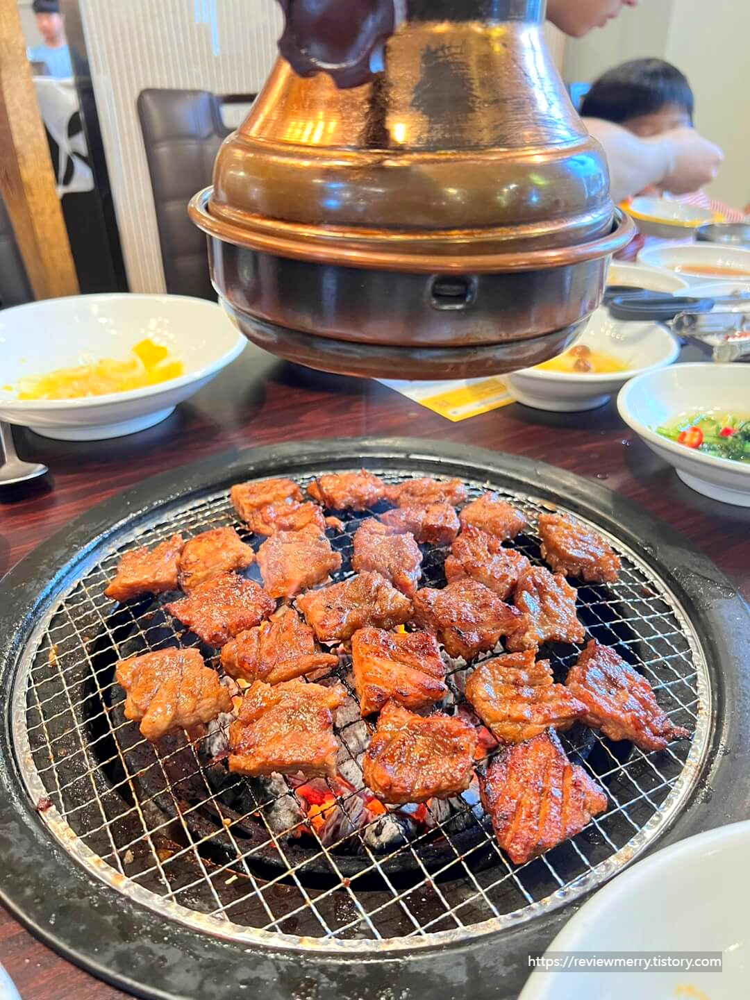 돼지갈비 굽는 사진