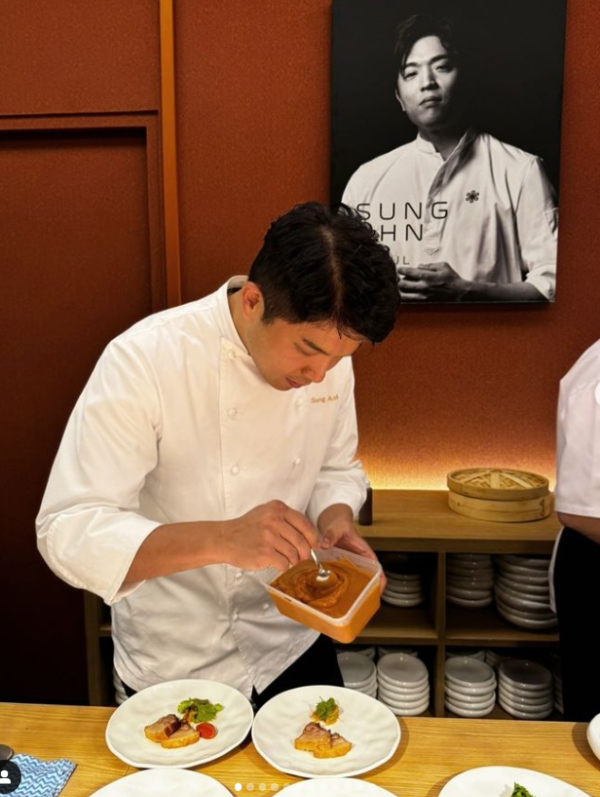 요리하고 있는 안성재 셰프