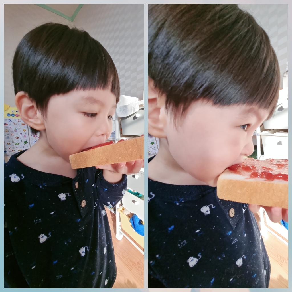 아기가식빵먹는사진