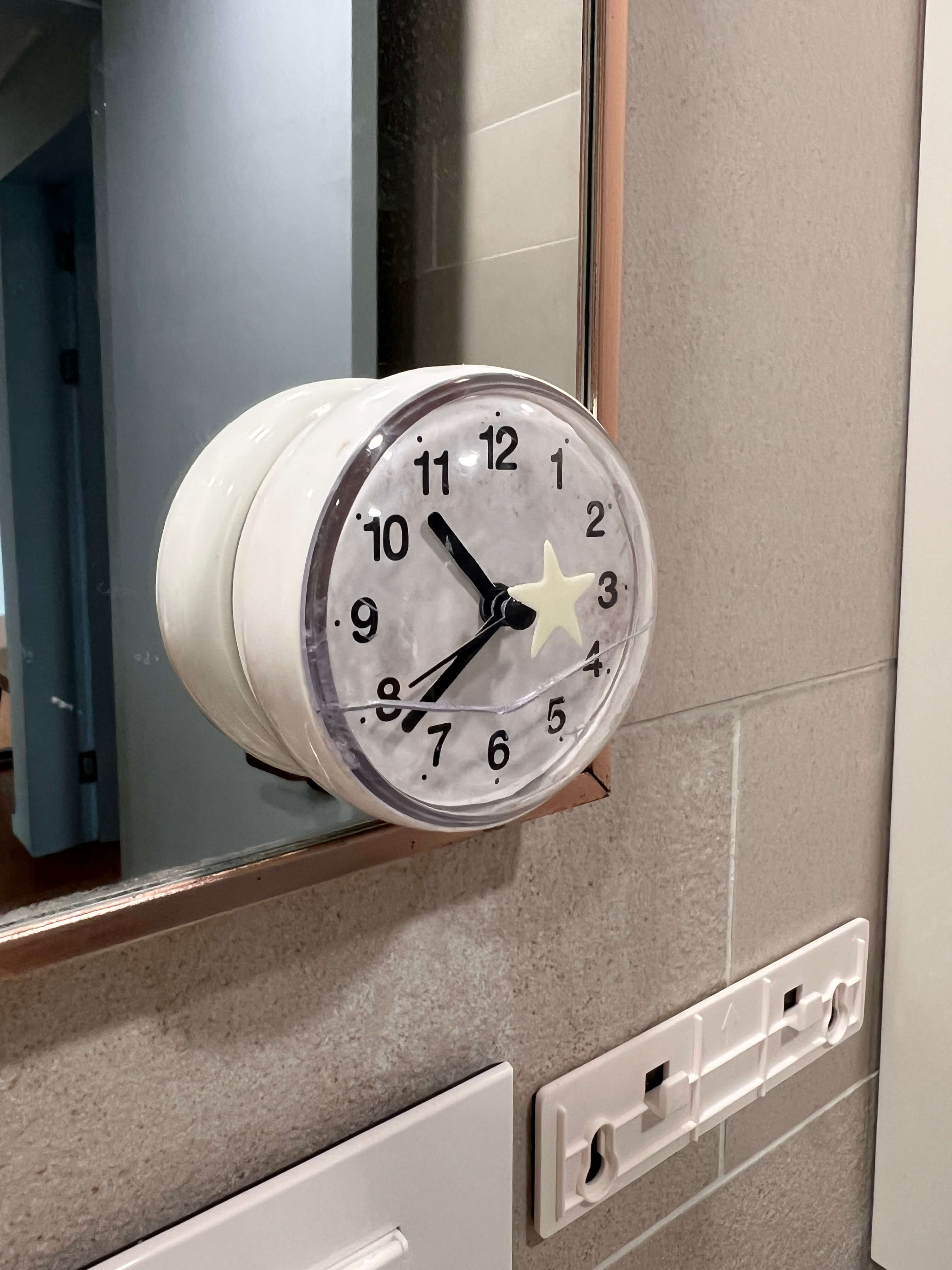 깨져버린 욕실용 시계