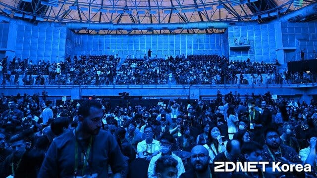 7일 저녁 국립대만대학교 스포츠센터에 모인 청중들.