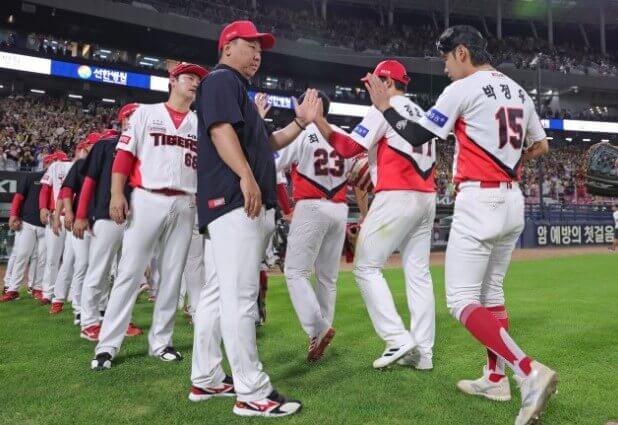 기아 이범호 감독과 선수단