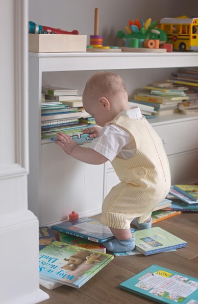 아이 혼자 책 읽는 모습의 사진