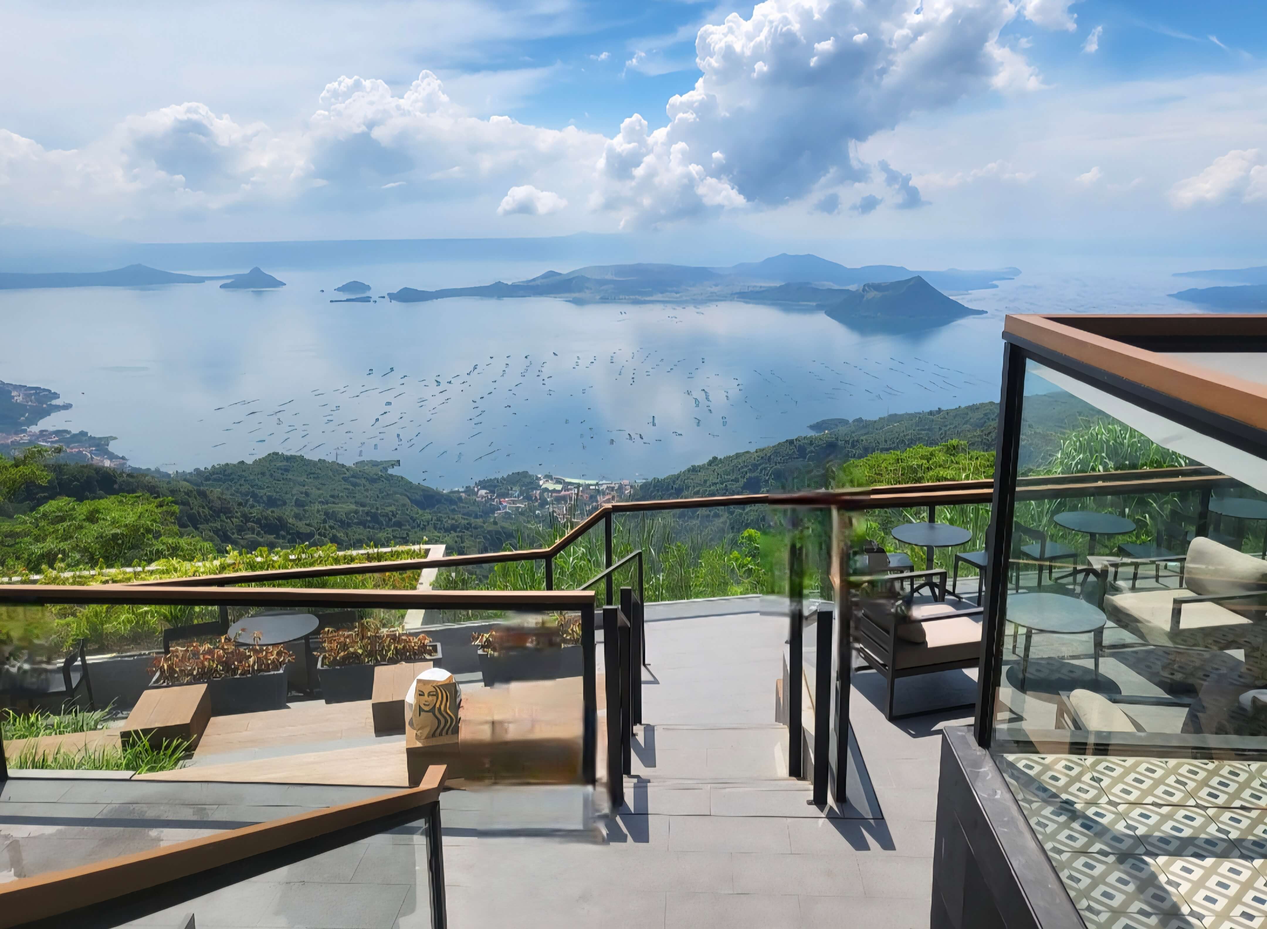 타알호수가 보이는 스타벅스 야외테라스