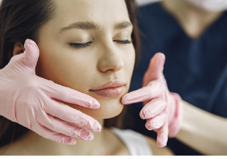 피부 진단을 받는 여성