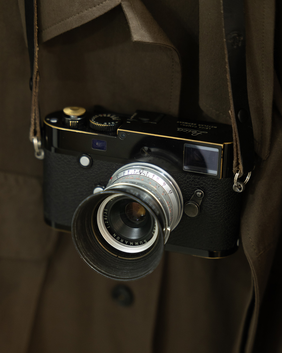 웨더링된 Leica M-P (Typ 240) 블랙 페인트 바디와 Summaron 35mm 렌즈 조합, 자연광에서 촬영한 디지털 M 카메라 디테일