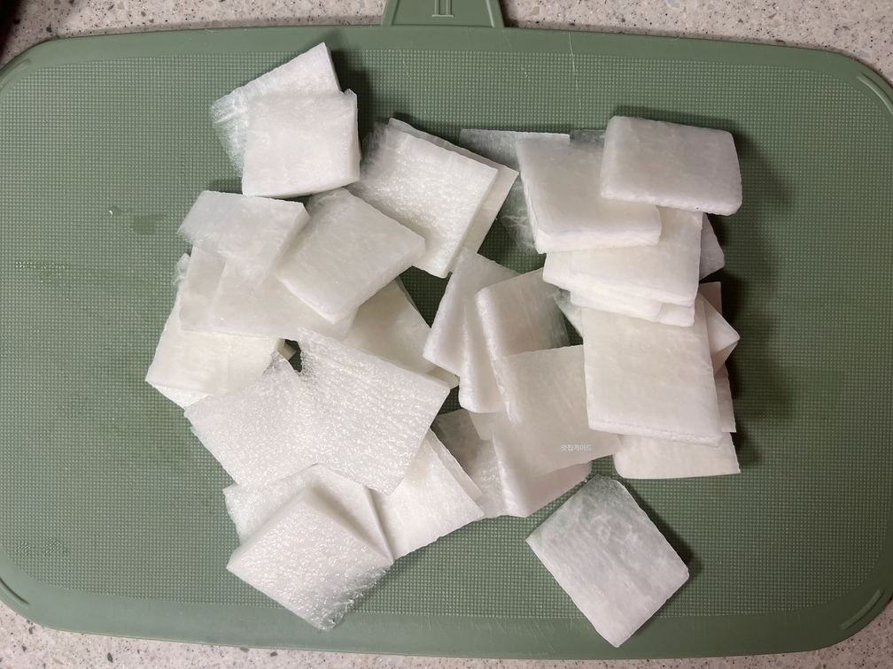 무를 얇게 사각썰기 해주세요