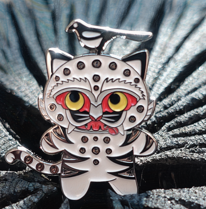 《케이팝 데몬 헌터스》에서는 조선 후기 민화 &lsquo;호작도(虎鵲圖)&rsquo;를 모티브로 한 까치와 호랑이 캐릭터가 &lsquo;수씨(Sussie)&rsquo;와 &lsquo;더피(Derpy)&rsquo;라는 이름으로 등장합니다. 이들은 단순 배경이 아니라, 주인공들과 함께 스토리 전개에 등장하는 조력자 역할을 하며, 한국 민화 특유의 해학적 이미지와 상징성을 시각적으로 구현한 존재입니다. 까치는 눈이 세 개인 독특한 형태로 디자인됐고, 호랑이는 유머감 있는 표정을 통해 친근함을 더했습니다. 이 두 캐릭터는 공연 영상, 전투 장면 등에서 반복적으로 등장하며, 작품 전체에 한국적 정서를 더하는 동시에 시청자의 시선을 끄는 핵심 요소로 기능합니다. 이후 이 캐릭터들은 국립중앙박물관 굿즈인 &lsquo;까치 호랑이 배지&rsquo;의 디자인 원형이 되어, 콘텐츠에서 실제 상품으로 확장된 대표 사례가 되었습니다.