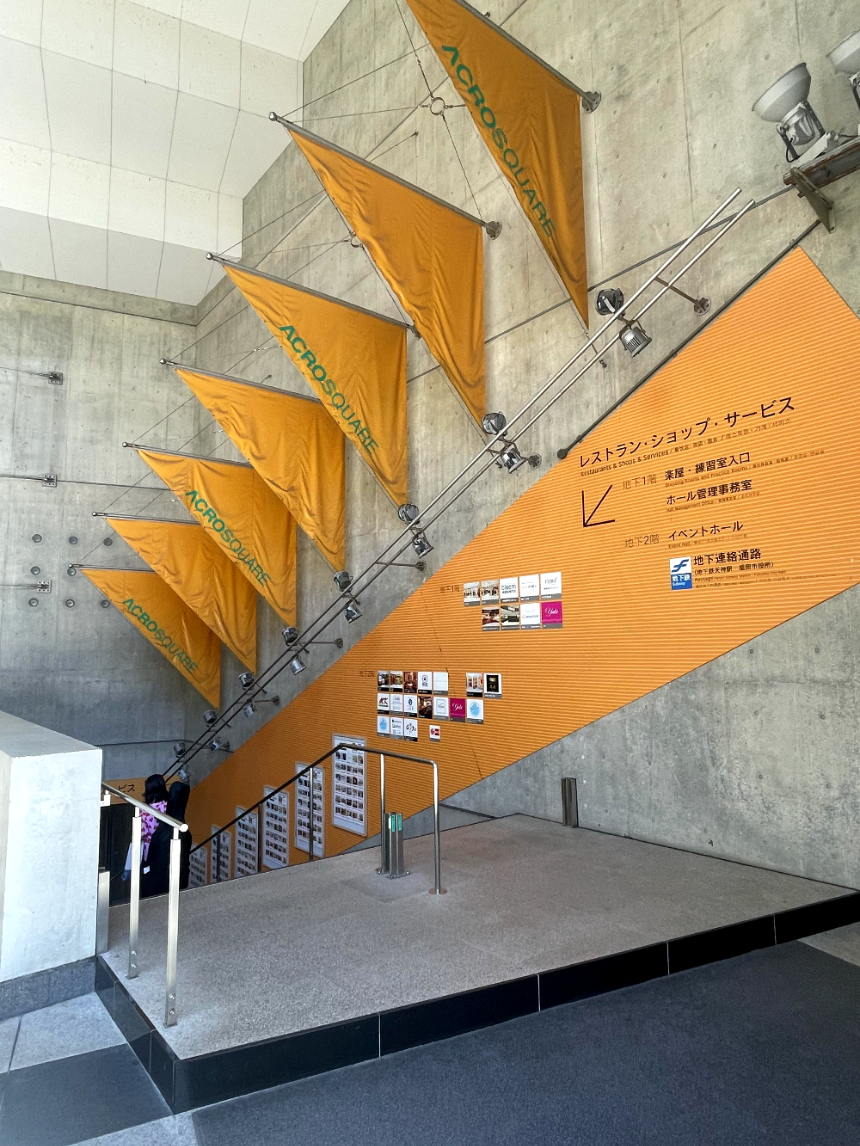 아크로스 후쿠오카 지하계단