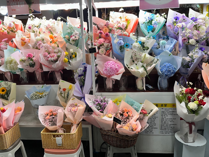미리 만들어진 꽃다발들